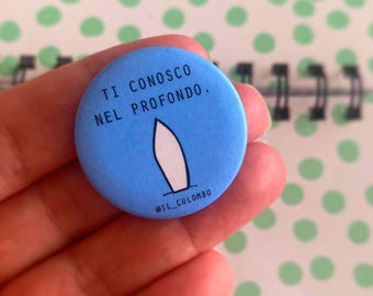 Calamita o Spilla con illustrazione TI CONOSCO nel PROFONDO, il Culombo® • Magnete da frigo, Pin •