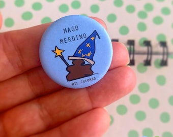 Calamita o Spilla con illustrazione Mago Merdino, il Culombo® • Magnete da frigo, Pin •