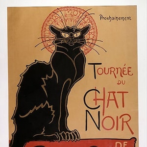 Puede incluir: Un cartel vintage que anuncia la "Tournée du Chat Noir" cabaret con un gato negro con un halo de luz y el texto "Prochainement" y "de Rodolphe Salis".
