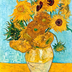 Könnte beinhalten: Ein Stillleben mit einer Vase voller Sonnenblumen. Die Sonnenblumen sind gelb mit braunen Zentren und in einer lockeren, natürlichen Art und Weise angeordnet. Die Vase ist weiß mit einem gelben Überzug und trägt die Unterschrift des Künstlers, "Vincent", auf der Seite. Der Hintergrund ist hellblau.