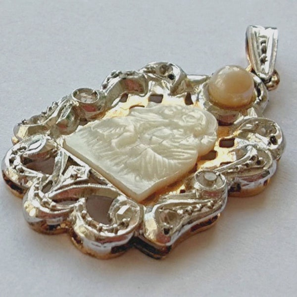 Medal of St. Joseph with Child. Silver, 9k gold, mother-of-pearl, quartz and pearl. Spain, 1920s