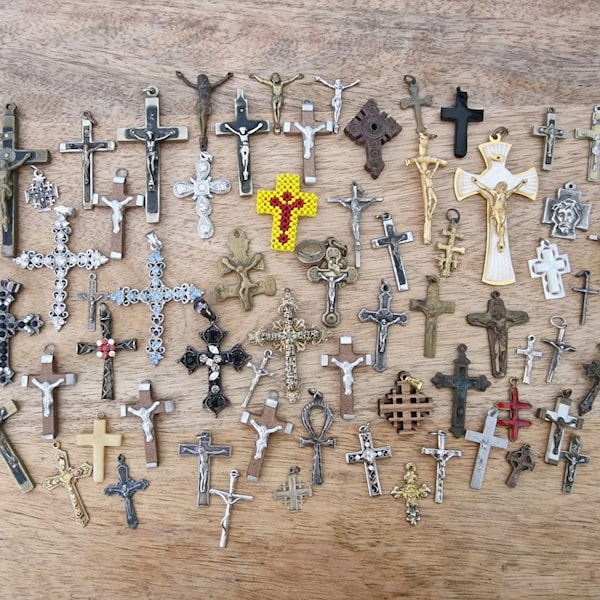 Lot de 70 Croix et Crucifix de Différentes Matières