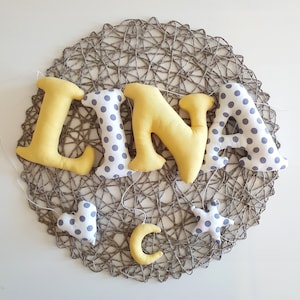 Guirlanda com nome Lina feita em tecido de algodão para uma decoração colorida de parede no quarto do bebê, corrente de letras personalizada em amarelo e cinza
