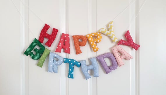 布の文字で作られたハッピーバースデーガーランド、壁飾り、誕生日飾り
