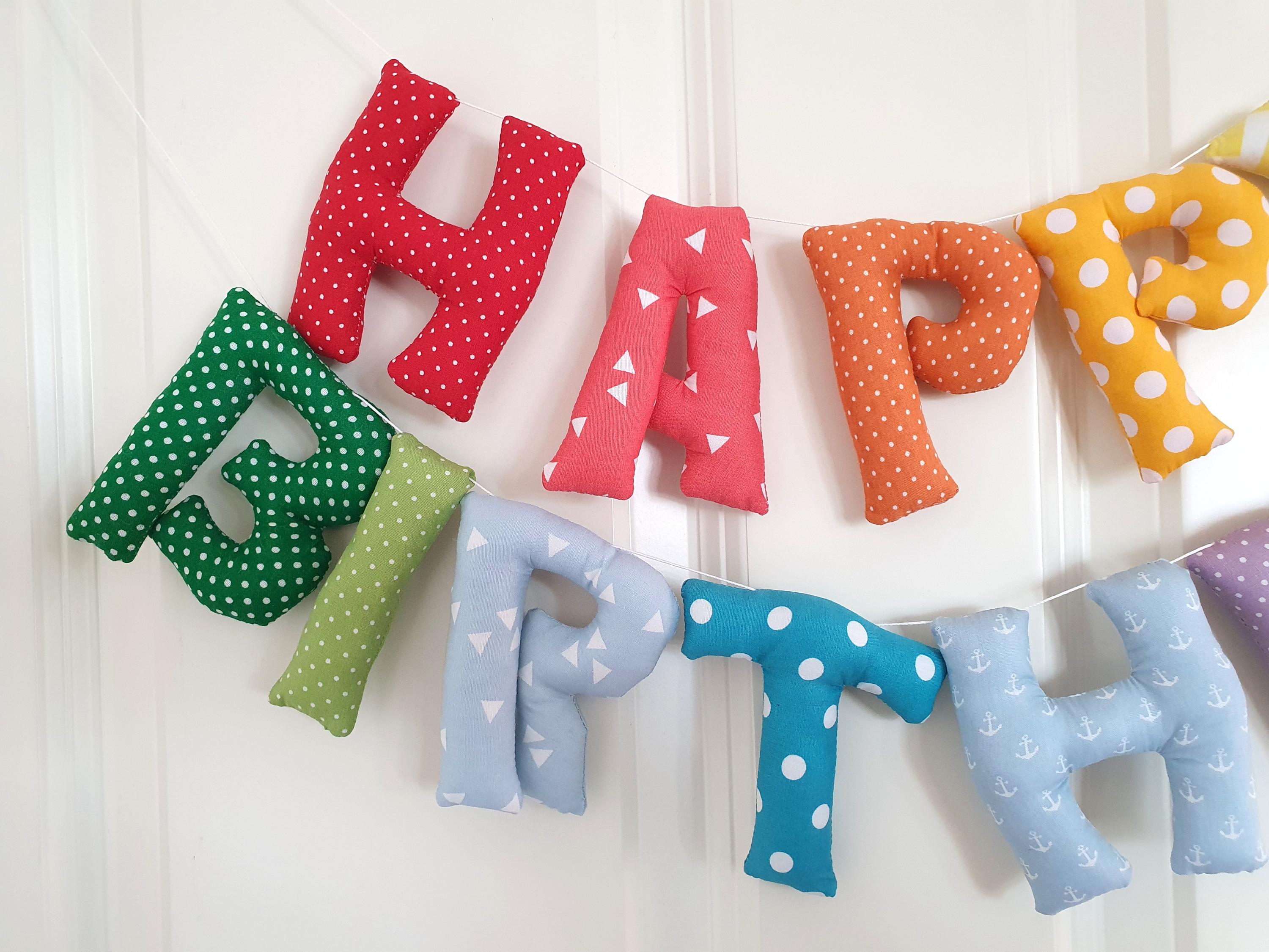布の文字で作られたハッピーバースデーガーランド、壁飾り、誕生日飾り