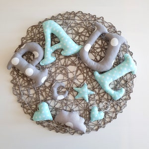 Guirnalda con el nombre Paul hecha con letras de tela de colores para una decoración especial en la habitación del bebé, un regalo individual para el nacimiento.