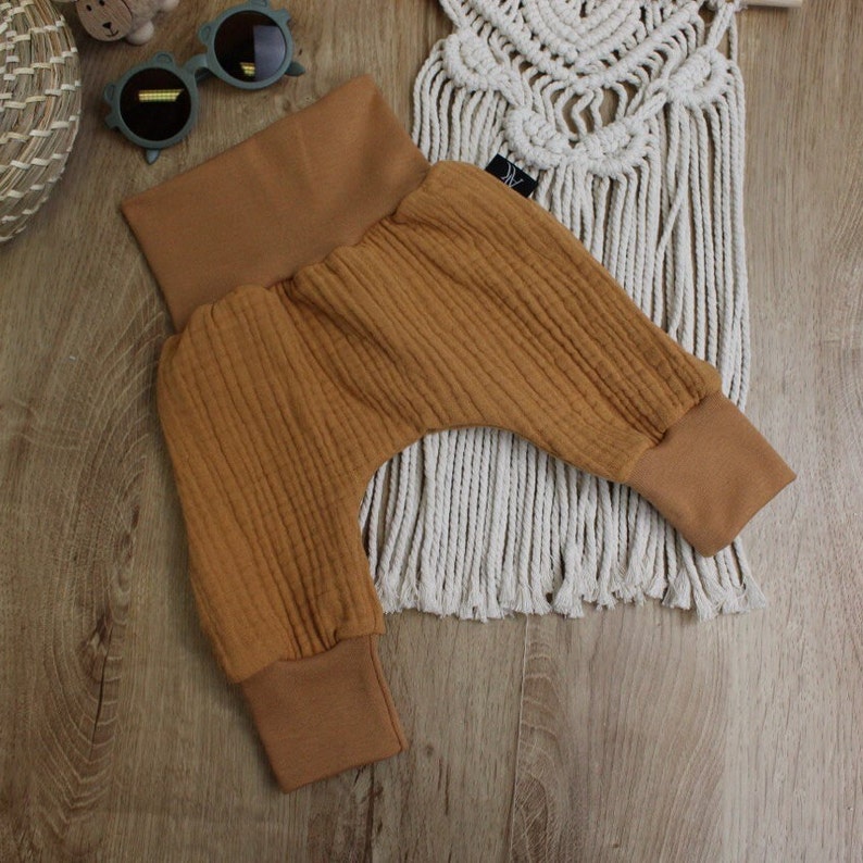 Biologische wijde mousseline broek voor kinderen en baby's Ademend babyzomerbroekje Camelkleur Camel