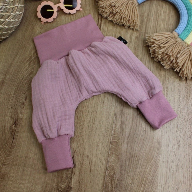 Beige Musselin-Babyhose Kleinkind-Musselinhose Baggy-Sommerhose für Baby Junge oder Mädchen, Größen 56 116 Rosa