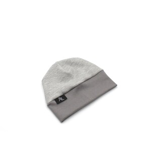 Może przedstawiać: Szara czapka beanie z żebrowanym wierzchem i gładkim szarym rondem. Czapka ma małą czarną metkę z białym napisem. Czapka wykonana jest z miękkiego, dzianinowego materiału i nadaje się na zimną pogodę.