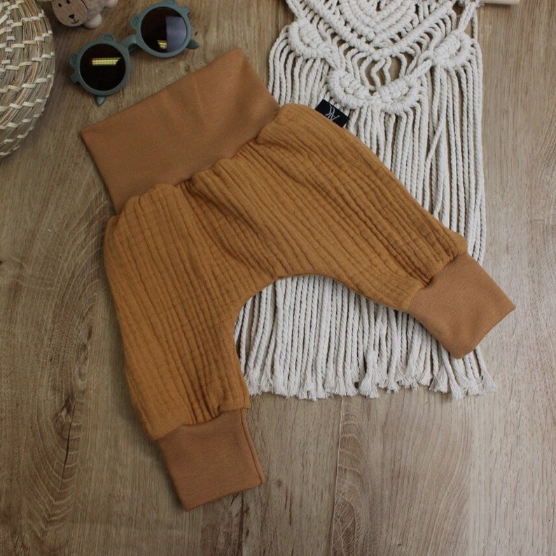 Beige Musselin-Babyhose Kleinkind-Musselinhose Baggy-Sommerhose für Baby Junge oder Mädchen, Größen 56 116 Camel