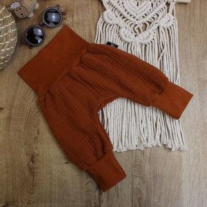 Beige Musselin-Babyhose Kleinkind-Musselinhose Baggy-Sommerhose für Baby Junge oder Mädchen, Größen 56 116 Cognac