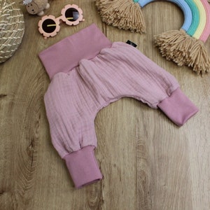 Anna Karinna Kids Old Mauve Baggy Muslin, Pantalon bio pour enfants en mousseline, Pantalon d'été baggy pour bébé et Tuyau Kinder en mousseline Rose