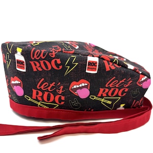 Może przedstawiać: Czerwono-czarny czepek chirurgiczny z nadrukiem nut muzycznych, błyskawic, ust i napisami "Let's Rock".