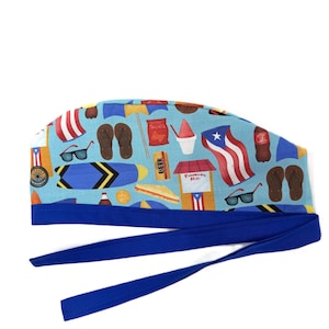 Może przedstawiać: Jasnoniebieski czepek chirurgiczny z żywym nadrukiem przedstawiającym flagi Portoryko, jedzenie i przedmioty związane z plażą. Czepek ma niebieski pasek i długie niebieskie wiązania.