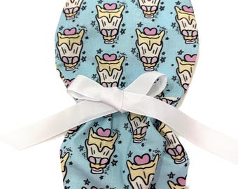 Gorro quirúrgico con cola de caballo y divertido diseño de laringe