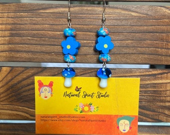 Pendientes de flores azules y hongos hechos a mano de los años 70