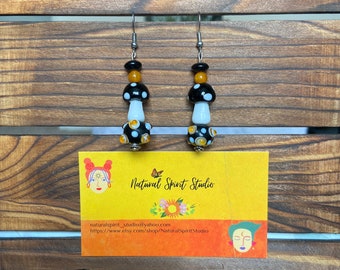 Pendientes de setas negras y marrones hechos a mano