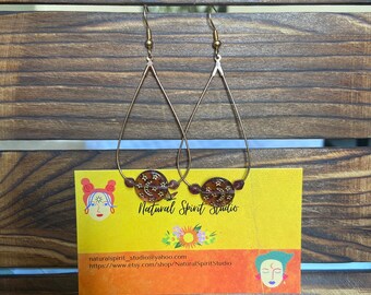 Pendientes de luna púrpura hechos a mano