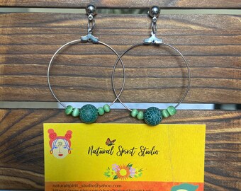 Pendientes de aro verde oscuro hechos a mano