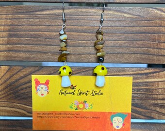 Pendientes de setas amarillas hechos a mano