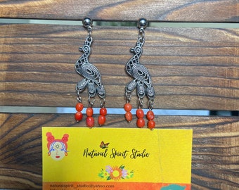 Pendientes de pavo real naranja hechos a mano