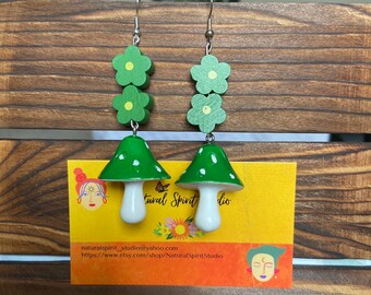 Pendientes de flores verdes y setas hechos a mano