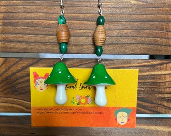 Pendientes de setas de madera verde hechos a mano