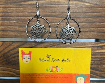 Pendientes de aro de tela de araña hechos a mano