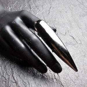 Heksenklauw: een gigantische statement ring voor de voorvinger met rode klauw / XXL-nagel, een fantastische festivalring en een echte blikvanger.