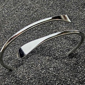 ARTEMIS ARMBÅNG Minimalistiskt armband / armring / armsmycke, justerbar storlek