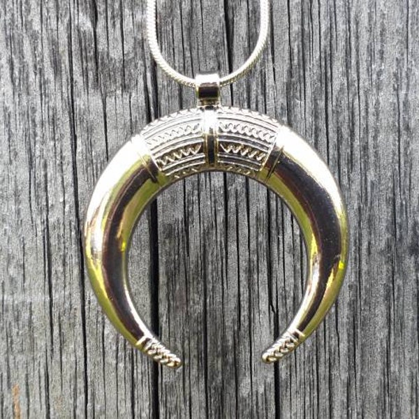 CRESCENT TRIBAL AMULETT Lange Kette mit großem, sichelförmigem Amulett / Anhänger aus Metall