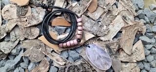 Collana In Pelle Con Ciondolo Quarzo Rosa - Pietra Naturale, Lunghezza 100 Cm Regolabile, Gioiello Unisex Per Amore E Amicizia