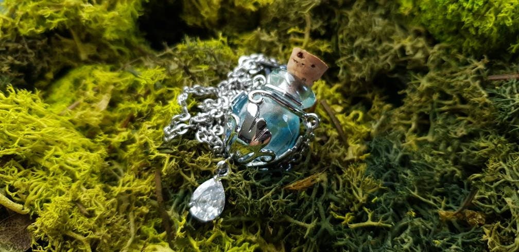 DRAUGR Long chain with small magic potion vial