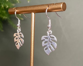 Orecchini a foglia Monstera in colore argento con argento sterling o ganci standard gioielli tropicali botanici per gli amanti delle piante