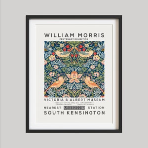 K&ouml;nnte beinhalten: Gerahmter Kunstdruck mit einem Plakat der William Morris Centenary Exhibition. Das Poster zeigt ein detailliertes Blumen- und Vogelmuster in Blau-, Gr&uuml;n- und Pfirsicht&ouml;nen. Der Text enth&auml;lt den Namen des Museums, die Daten und den Ort: Victoria & Albert Museum, South Kensington.