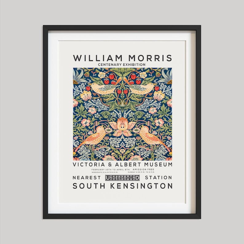K&ouml;nnte beinhalten: Gerahmter Kunstdruck mit einem Plakat der William Morris Centenary Exhibition. Das Poster zeigt ein detailliertes Blumen- und Vogelmuster in Blau-, Gr&uuml;n- und Pfirsicht&ouml;nen. Der Text enth&auml;lt den Namen des Museums, die Daten und den Ort: Victoria & Albert Museum, South Kensington.