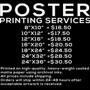K&ouml;nnte beinhalten: Schwarzes Poster mit wei&szlig;em Text, der Poster-Druckdienstleistungen bewirbt. Gr&ouml;&szlig;en reichen von 20,3 cm x 25,4 cm bis 61 cm x 91,4 cm. Gedruckt auf hochwertigem, schwer beschichtetem, mattem Papier mit Archivtinten.