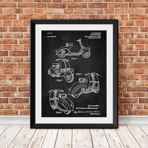 Peut inclure: Impression encadrée en noir et blanc d'une illustration de brevet de motocyclette. L'impression présente plusieurs vues de la conception du scooter, avec des dessins techniques et du texte, y compris le nom de l'inventeur et les informations sur le brevet. Le cadre est noir.