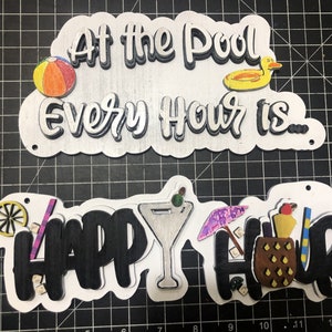 Zomer teken! Elk uur is Happy Hour bij het zwembad Laserbestand voor 3D Wood Sign, SVG, vectorafbeeldingsbestand