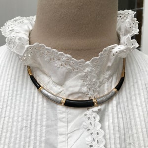 Elegante Vintage-Goldhalskette aus den 80ern, Emaille, Strasssteine, Retro, schick, 80er-Jahre, Glamour, Geschenk für Sie, Couture, hergestellt in Frankreich