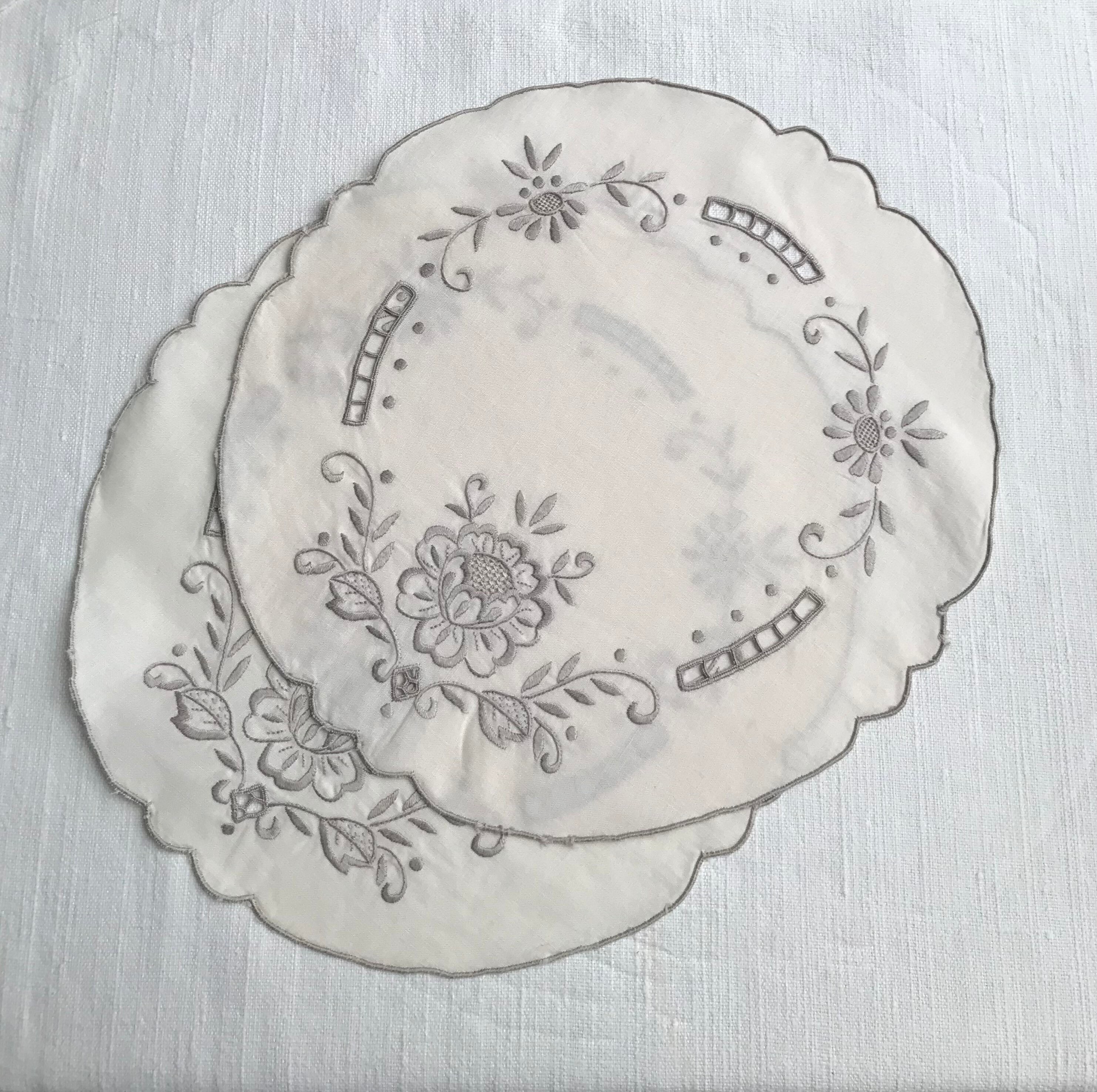 Lot de 2 Napperons Ronds Blancs Broderie Gris Perle Vintage 1980, Nordic Deco, Cottagecore, Grandmac