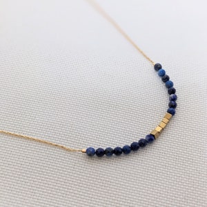 Collier pour femme à fine chaine dorée et perles bleues de Lapis lazuli et d'hématite dorées -  MYKONOS