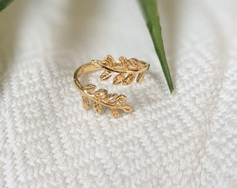 Bague réglable pour femme avec des feuilles d'olivier asymétriques dorées - Rhodes