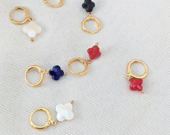 Boucles d'oreilles mini-créoles pour femmes dorées avec des perles trèfles de couleur - Venise