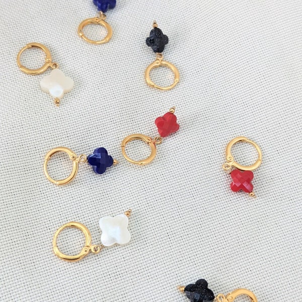 Boucles d'oreilles mini-créoles pour femmes dorées avec des perles trèfles de couleur - Venise