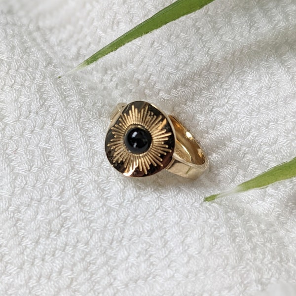 Bague dorée à soleil graphique et cabochon en pierre d'onyx noir - Cancun