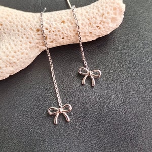 Kolczyki z kokardką, Srebrny nawlekacz do uszu w kształcie kokardy, Srebrne kolczyki z nawlekaczem, Kolczyki z łańcuszkiem, Minimalistyczny nawlekacz do uszu, Minimalistyczny długi łańcuszek, Prezent dla niej