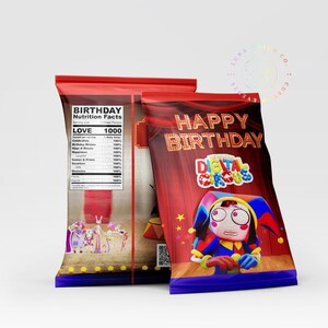 Op de afbeelding: Twee rode en blauwe chipszakken met een verjaardagsthema. Eén zakje heeft een voedingswaardelabel met het woord "LOVE" en het nummer "1000". De andere zak heeft de tekst "HAPPY BIRTHAY" en "DIGITAL CIRCUS" met een cartoon nar.