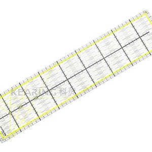 Puede incluir: Una regla de plástico transparente con marcas amarillas. La regla está dividida en incrementos de 1/4 de pulgada y tiene un patrón de cuadrícula. La regla mide 30,5 cm de largo.