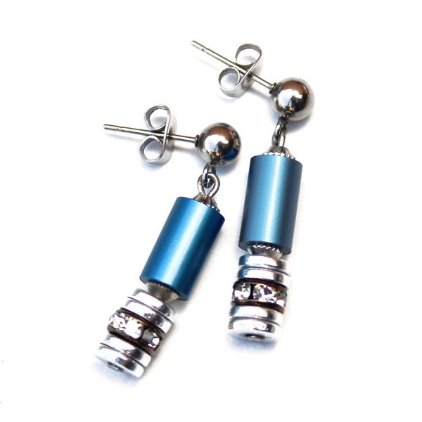 Atemporal y Clásico: Pendientes Bicolor Azul, Plata y Pedrería Jeans Azul Aluminio Diamantes de Acero Inoxidable Diamantes de Imitación Pendientes by Descadero Bijoux